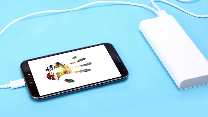 把手机插入到一个看起来很普通的公共充电桩上，仅过了两秒，手机相册内的所有照片便出现在了和充电桩连接的一台电脑屏幕。等人拔走手机离开以后，电脑上还能监听到手机周围的说话声。