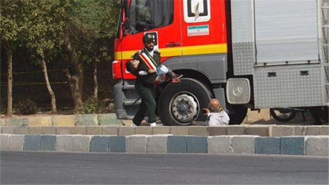 伊朗阅兵式遭遇恐怖袭击 已造成11人死亡30人