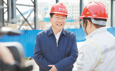 李士伟在施工现场检查工程质量。