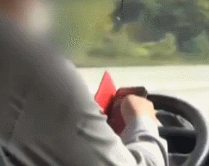 危险的动作公交司机开车玩手机被曝光