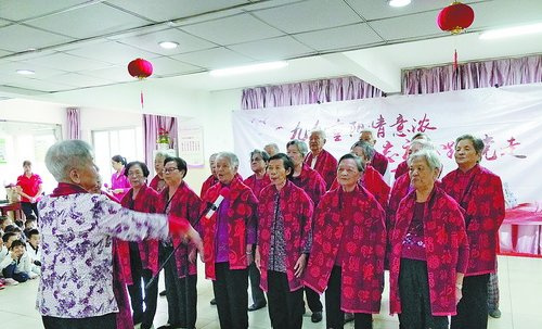 大小朋友载歌载舞 一起过重阳