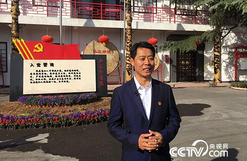 贾汪区马庄村党总支书记孟国栋向记者介绍当地的喜人变化。