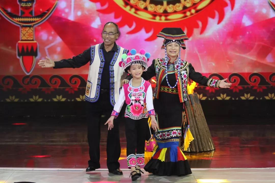 5岁小朋友扮演恶婆婆太传神,一篮子车票体现