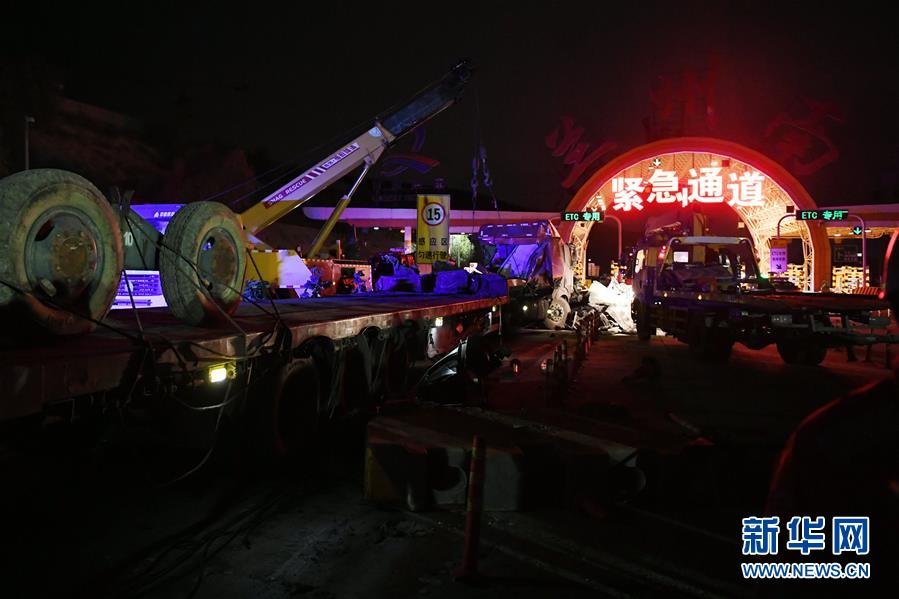 This is the scene of traffic accident rescue (photo taken on November 3). On the evening of November 3, a traffic accident occurred at Lanzhou South Toll Station of Lanhai Expressway. Xinhua News Agency reporter Chen Bin photo