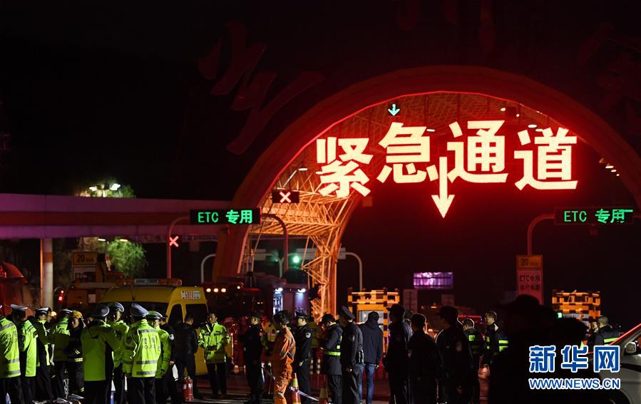 This is the scene of traffic accident rescue (photo taken on November 3). Xinhua News Agency reporter Chen Bin photo