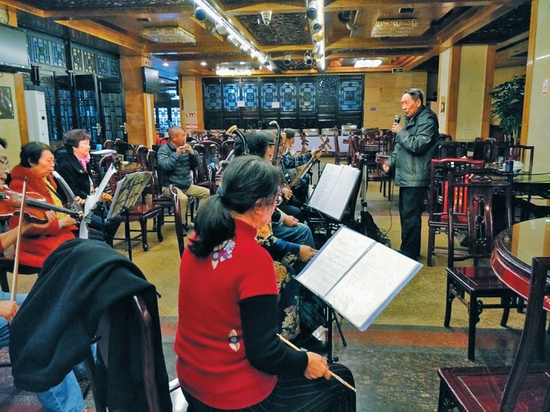 成都马路天使乐队均龄68岁 吹拉弹唱十足专