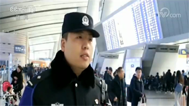 这波操作千万不要学！一男子因帽子里藏爆竹被拘