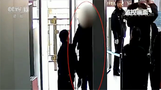 这波操作千万不要学！一男子因帽子里藏爆竹被拘