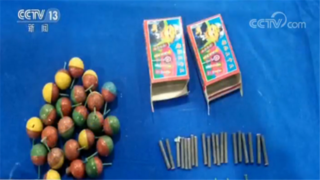 这波操作千万不要学！一男子因帽子里藏爆竹被拘