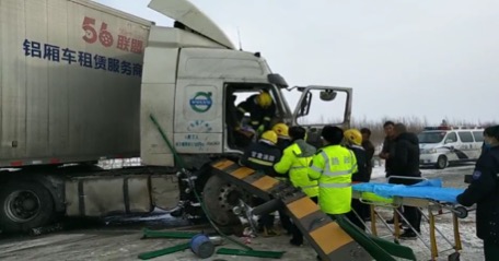 Accident rescue site (Photo courtesy of Zhang Ye Fire Linze County Fire Brigade Wang Tongyuan and Hu Faliang)