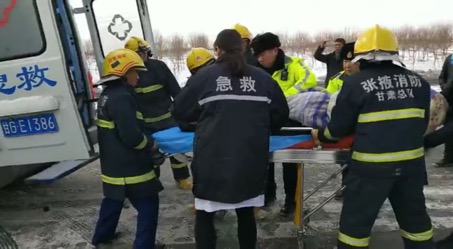 Send the trapped people to the ambulance (Zhang Ye Fire Linze County Fire Brigade Wang Tongyuan and Hu Faliang for the picture)