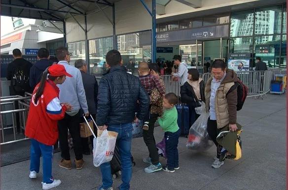 厦门信息学校志愿者服务队开展春运志愿服务活