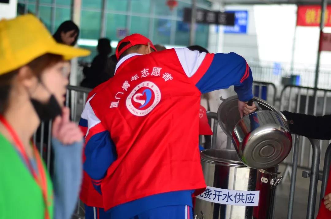 厦门信息学校志愿者服务队开展春运志愿服务活