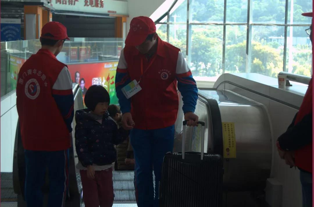 厦门信息学校志愿者服务队开展春运志愿服务活