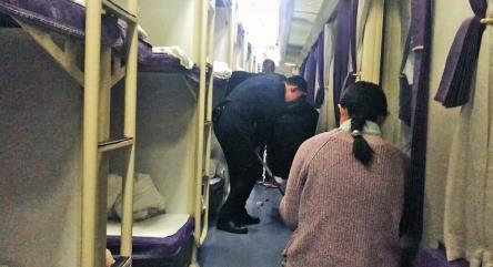 刘文光白天在车厢内忙碌。