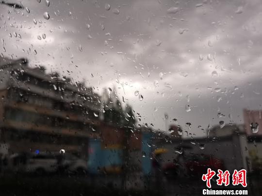 The orange warning of hail in many places in Zhejiang has a local temperature drop of over 20℃