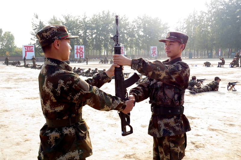 少数民族战士在身边 民族团结进步在心间