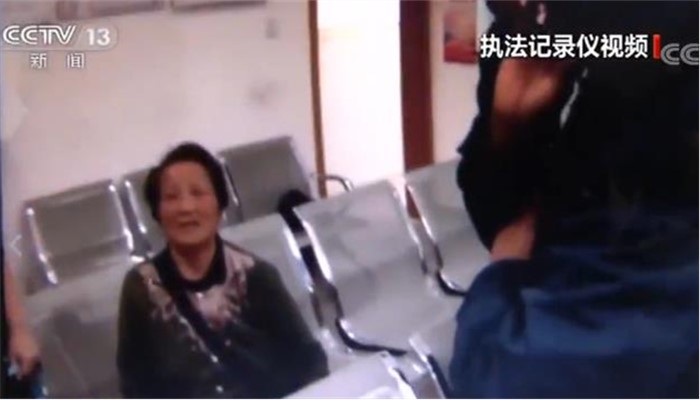 准备汇款的老人