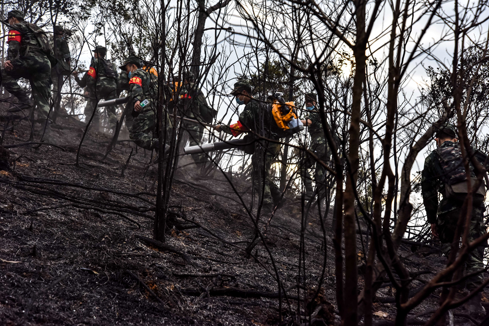 鏖战火魔砺尖兵 武警官兵筑忠诚