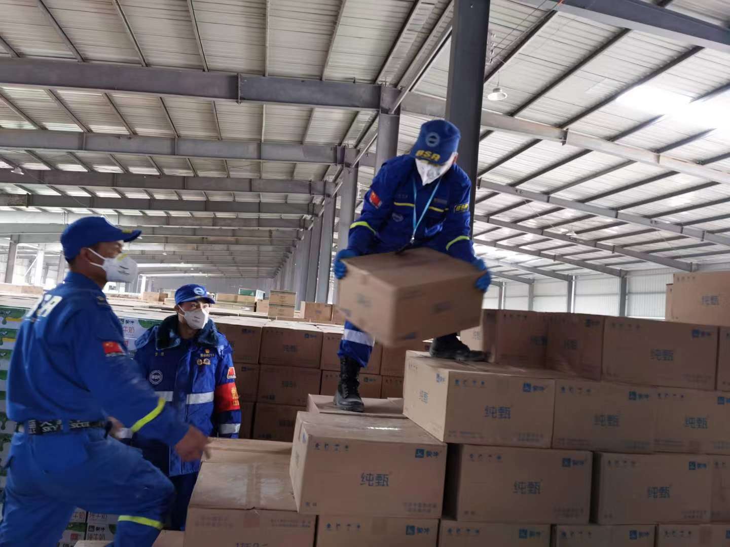 蓝天救援队员第一时间把医疗药品配送到灾区定点医院