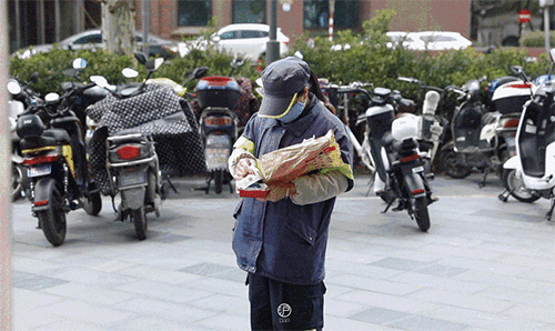 『上海』上海街头的这一幕太暖！
