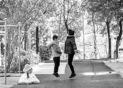 江苏省支援湖北省黄石市医疗队大冶分队和大冶市人民医院的医护人员一起，争分夺秒救治患者。在两地医护人员的配合下，大冶市治愈出院的患者在不断增加。叶剑锋摄/光明图片