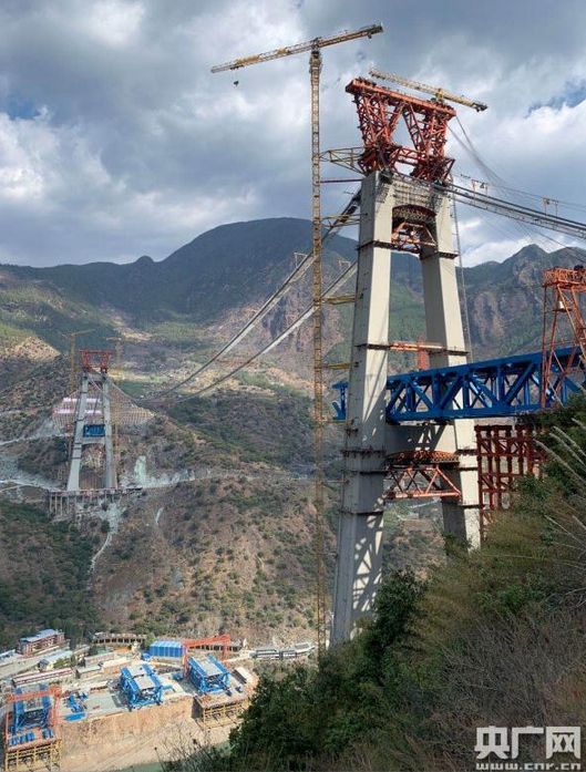 桥梁建设@创下多项桥梁建设纪录！世界首座纯铁路悬索桥主缆架设完成