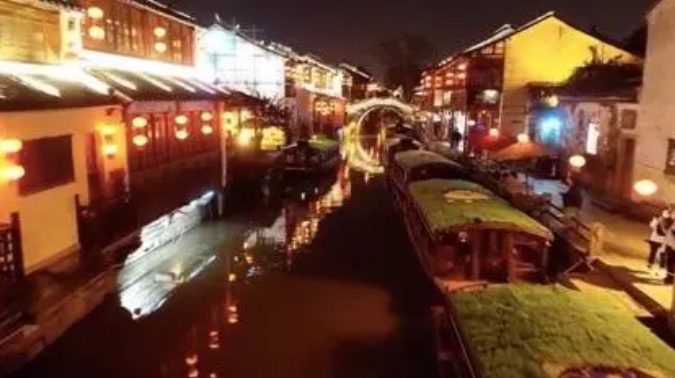 海景房海景房打五折，酒店直播卖餐位！90后副镇长变导游