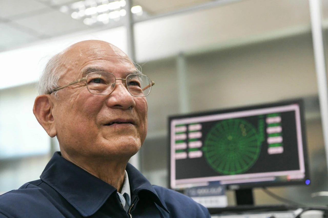 刘永坦在哈尔滨工业大学实验室（2018年12月25日摄）。新华社记者 王松 摄