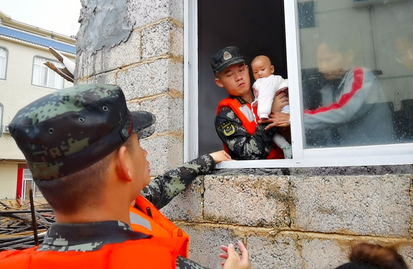 广西桂林广西桂林多地遭遇洪灾武警官兵迅速救援
