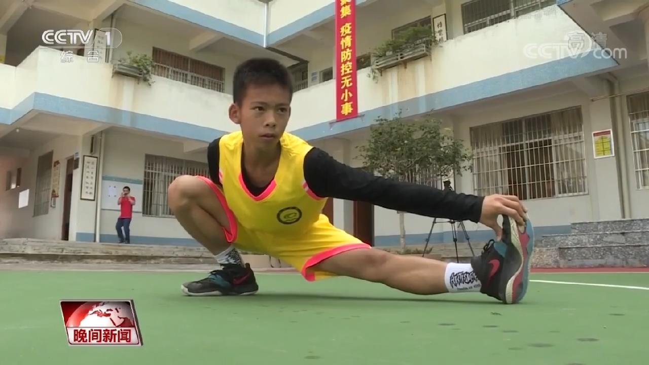 张家城14岁少年张家城 单手托起篮球梦