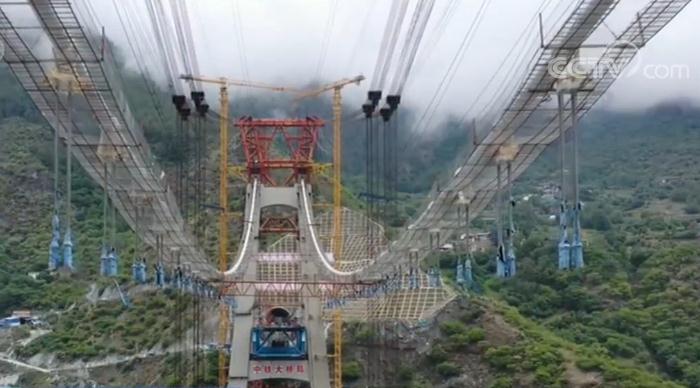 云南丽江丽香铁路重点控制性工程 金沙江特大桥完成首片中跨钢桁梁架设