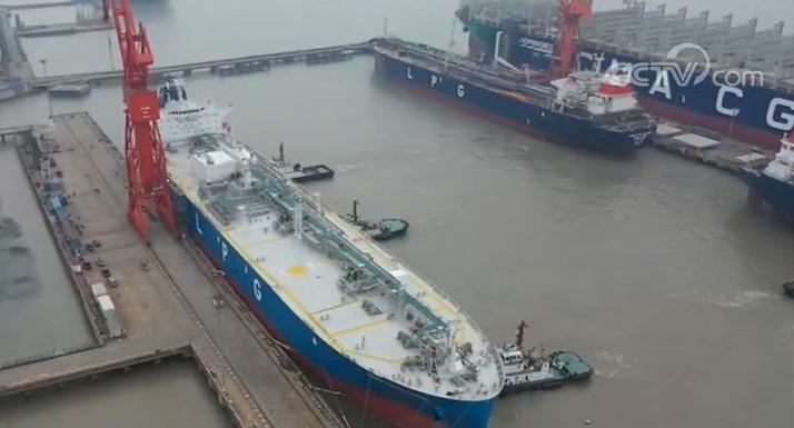 船舶工业提升全球竞争力 江南造船成功吊装超大型液化气船第100个液罐