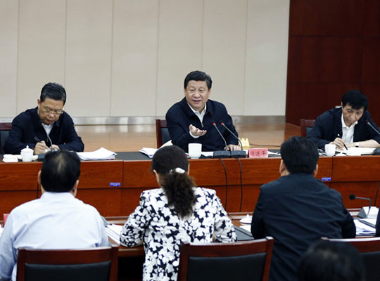 　　△ 2014年5月9日，习近平到党的群众路线教育实践活动联系点河南省兰考县，指导兰考县委常委班子专题民主生活会并发表重要讲话。