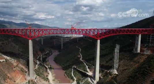 中老昆万铁路中老昆万铁路元江双线特大桥合龙 世界跨度最大 全长832.2米