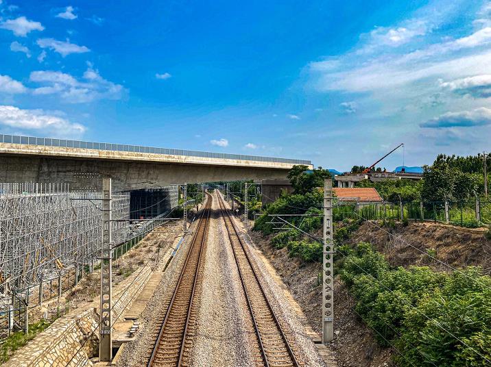 新台高速新台高速跨兖石铁路转体桥成功转体