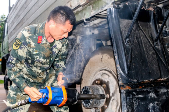 车痴|倔强“车痴”迷车成瘾:修理工陈平军旅人生不忘初心