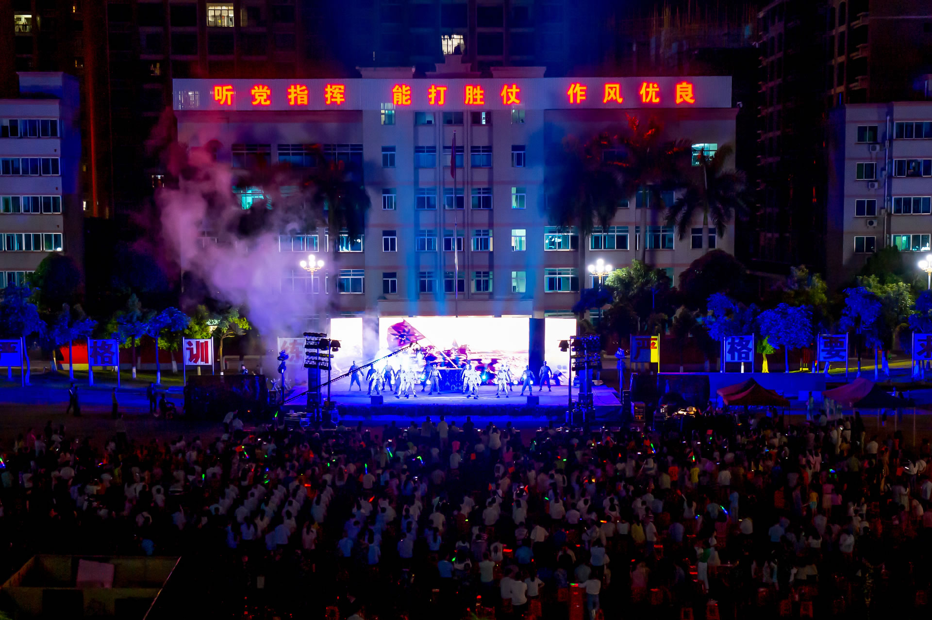 广西贵港|广西贵港：庆“八一”军民联欢晚会进军营