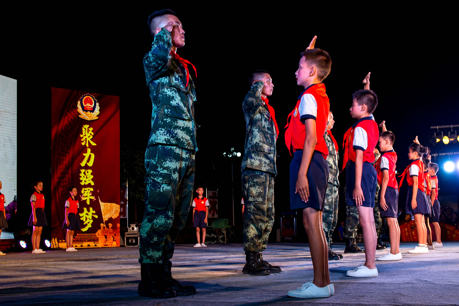 广西贵港|广西贵港：庆“八一”军民联欢晚会进军营