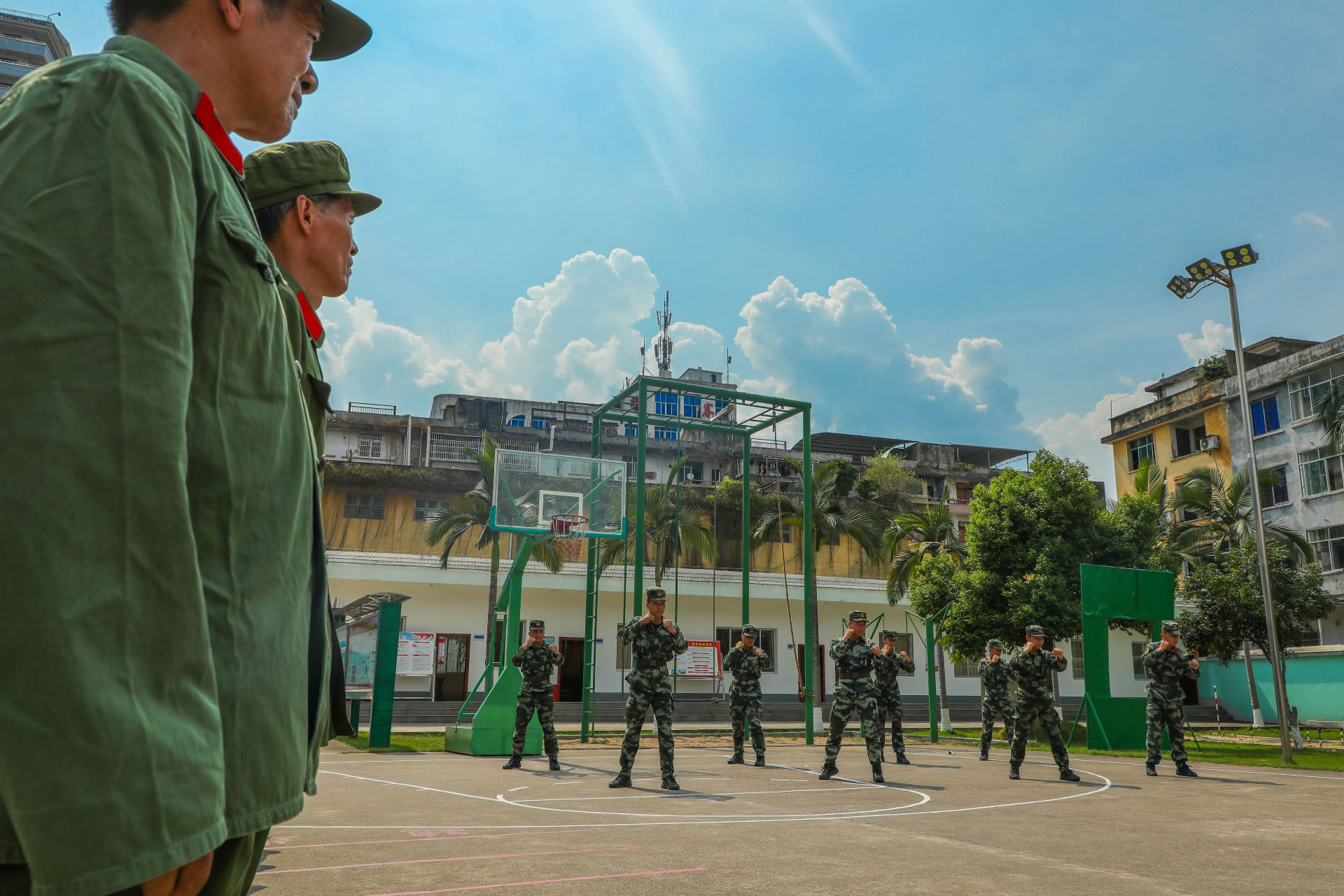 武警|武警广西总队贺州支队与英雄老兵举办建军93周年“八一”联谊活动