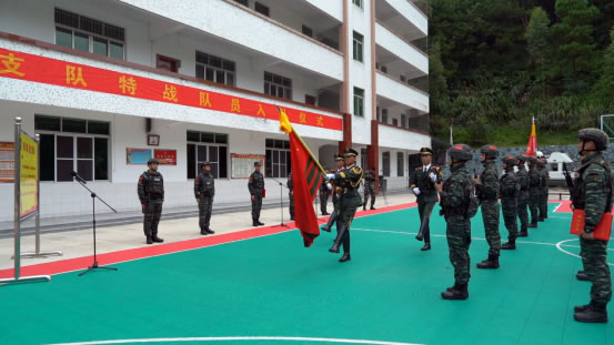 围观|围观！武警韶关支队特战队员“超燃”入队仪式