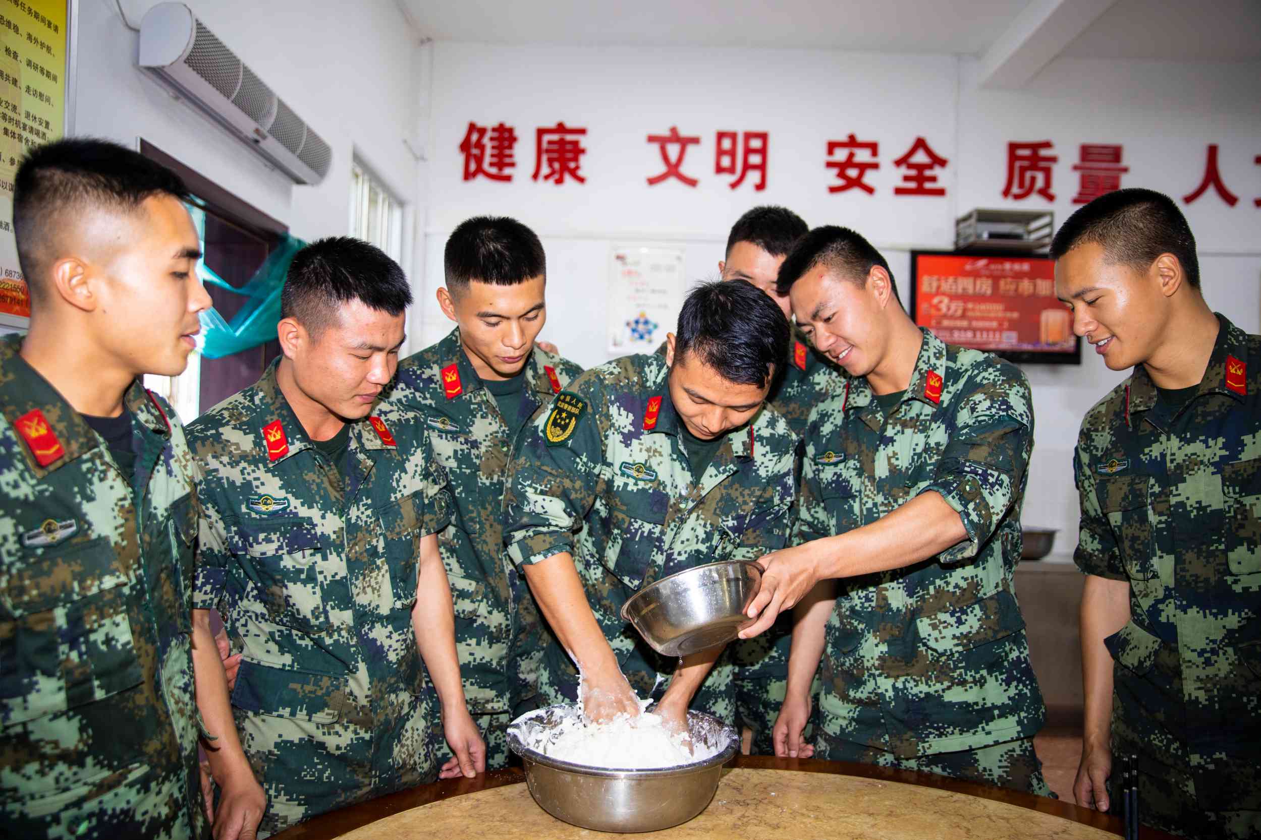 武警|武警百色支队：立冬寒风至 水饺暖兵心