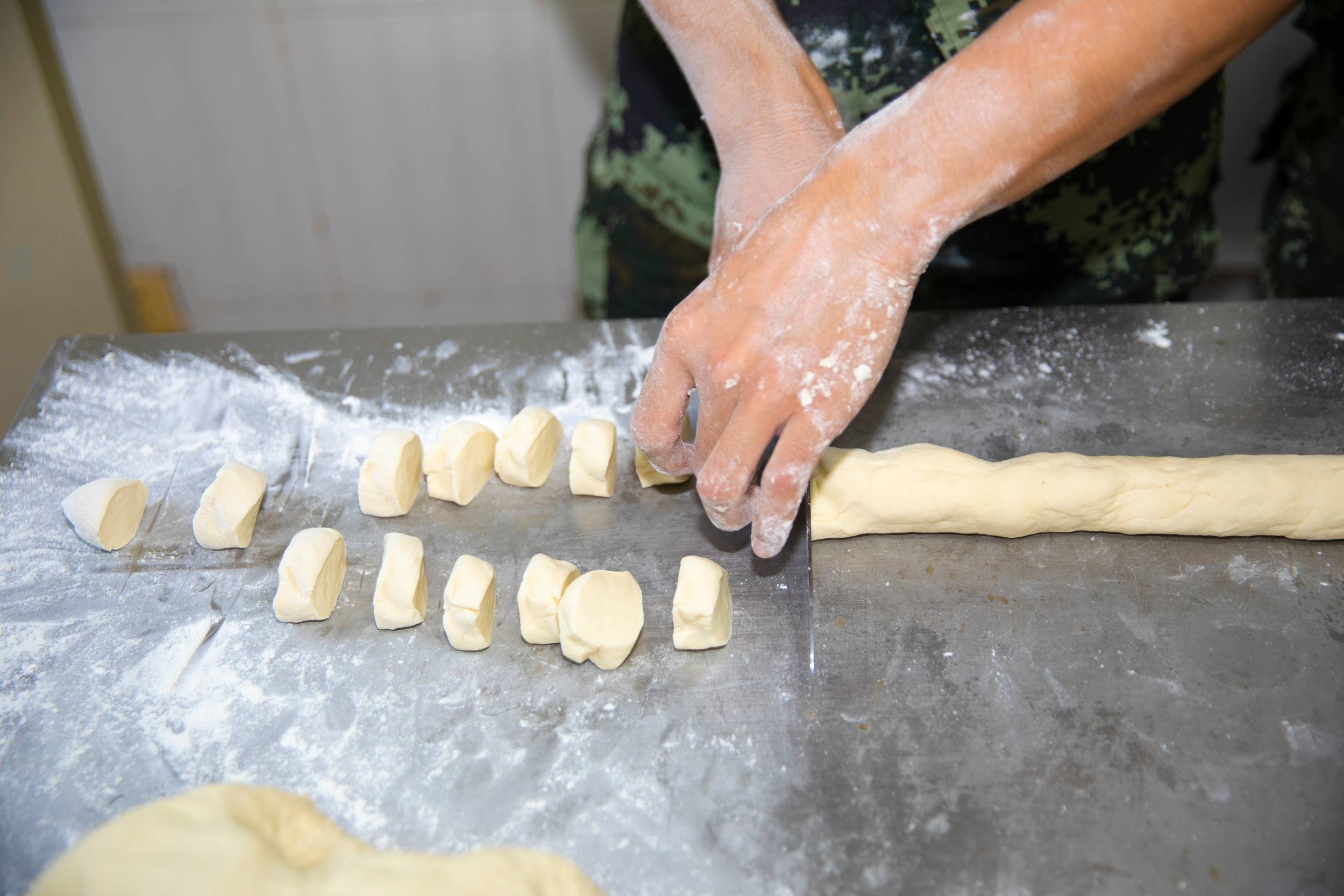 武警|武警百色支队：立冬寒风至 水饺暖兵心