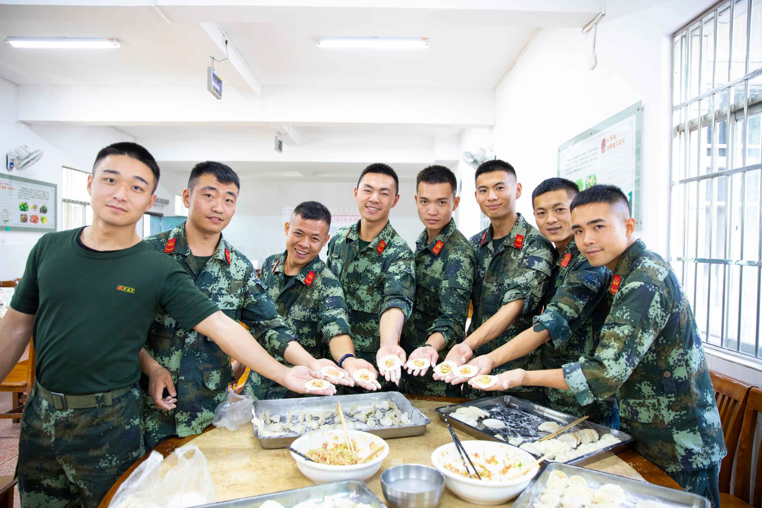 武警|武警百色支队：立冬寒风至 水饺暖兵心