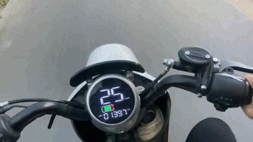 记者在街头骑行新国标电动自行车进行实验,按照车速25公里/小时行驶发现,很多电动自行车很快超过记者的车辆。