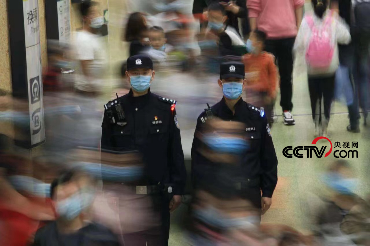 (地铁民警在执勤 受访者供图)
