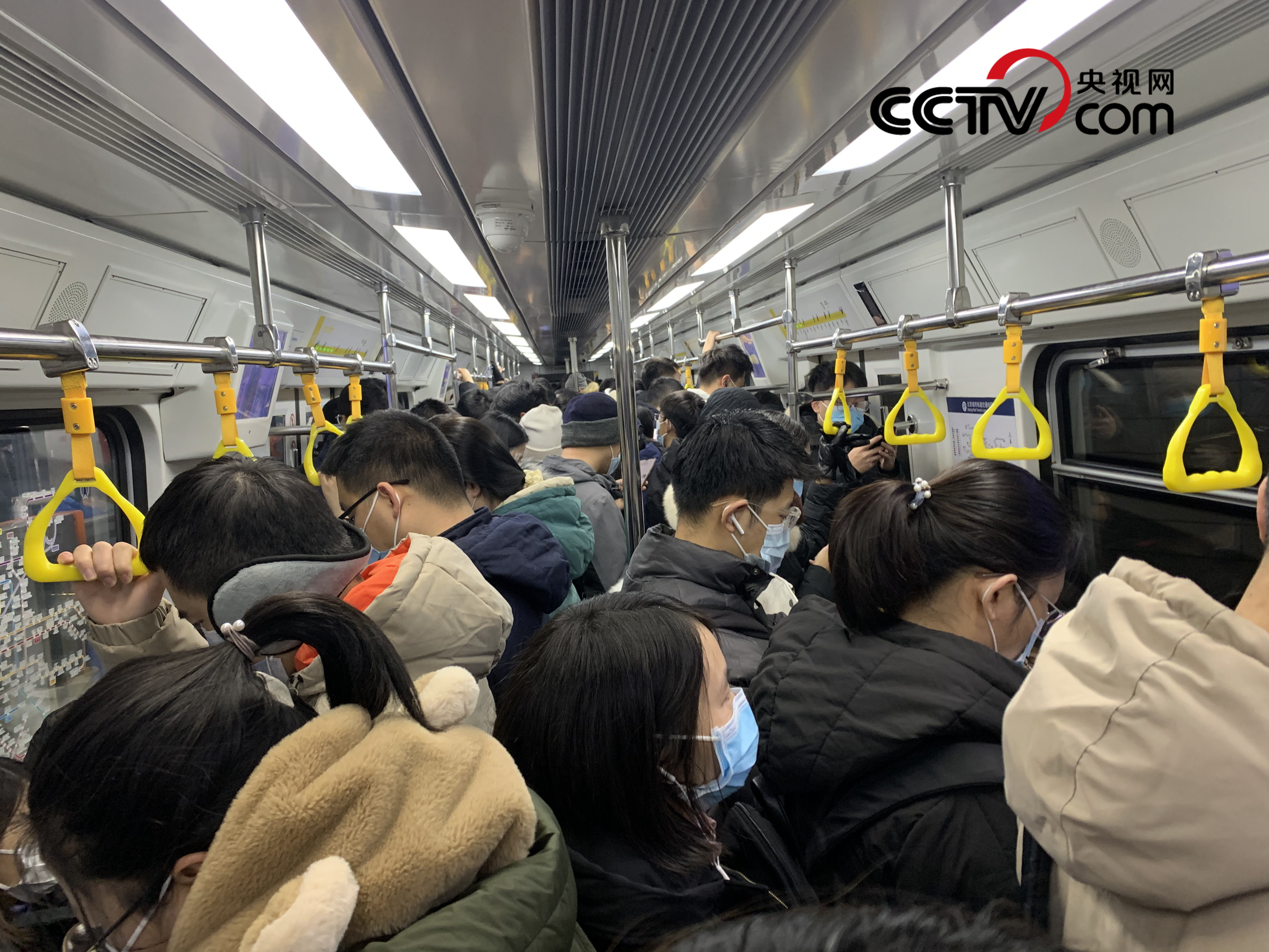 (工作日的早高峰 央视网记者 王静远 摄)