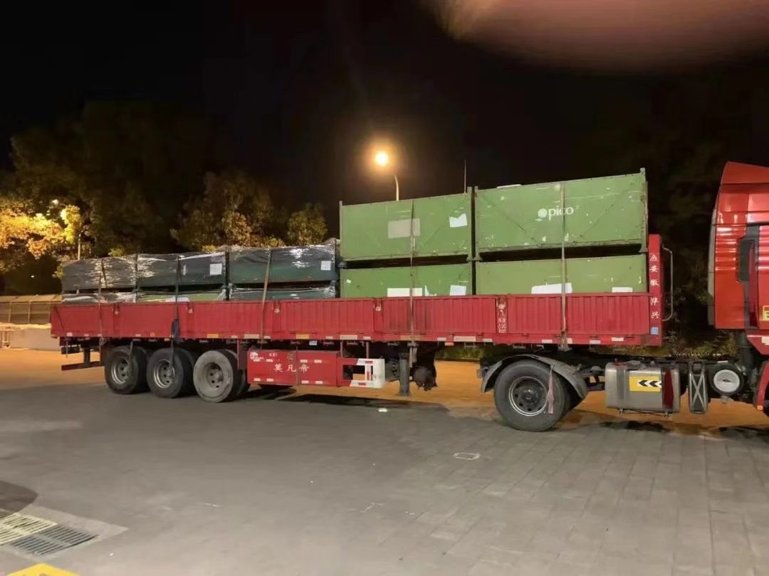 4月6日凌晨0时15分,第一车材料到场 。 本文图均为 受访者 供图