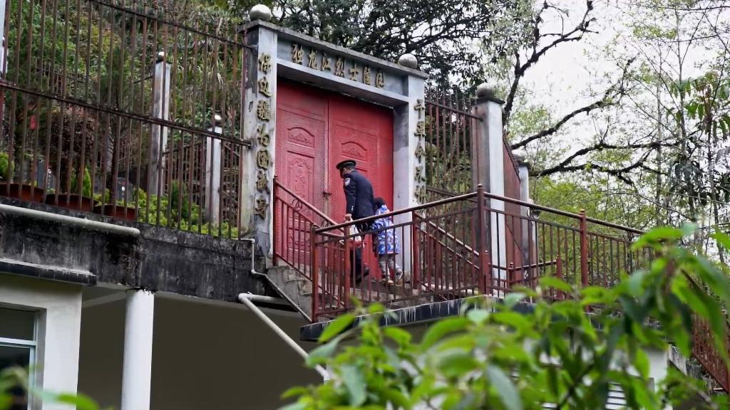 新华视点丨“我老了，你的青春却定格了！” 图2