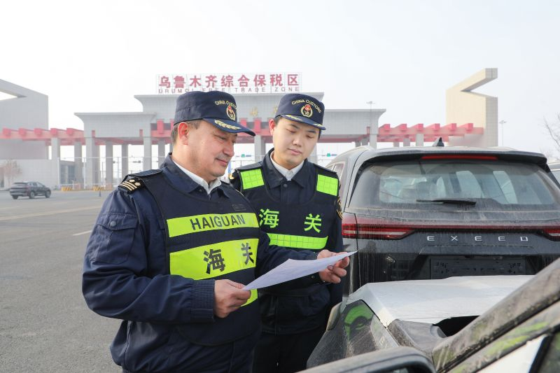 2月23日,乌昌海关助力首批国产汽车从乌鲁木齐综合保税区“出国游”。 刘嘉城 摄
